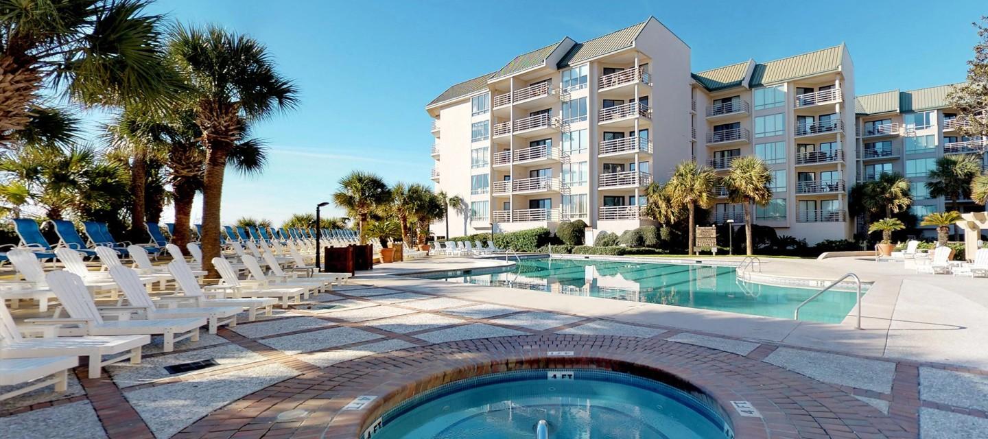 Swimming pool and jacuzzi at the Palmetto Dunes Oceanfront Resort