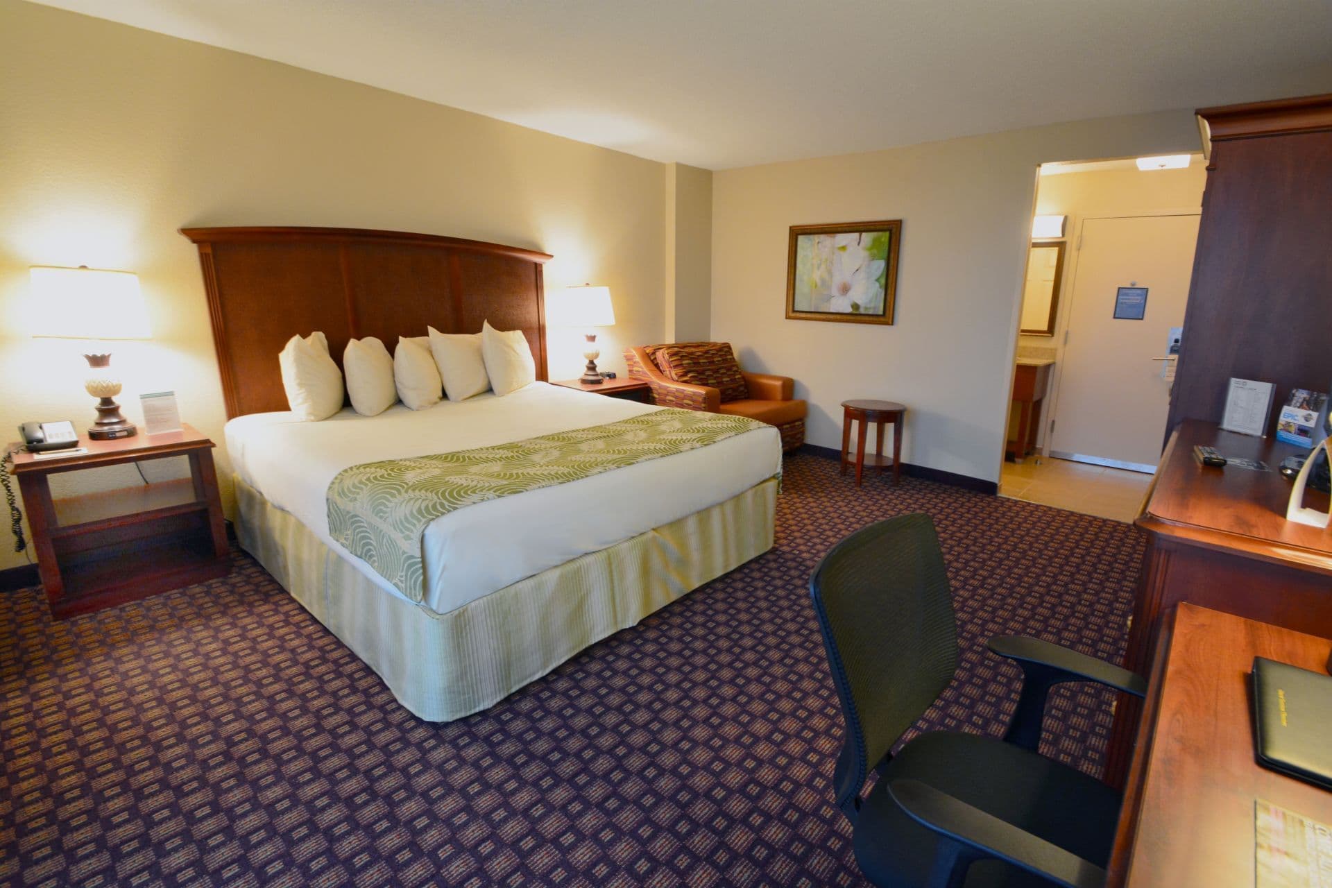 Spacious double bed room in the Rosen Inn at Pointe Orlando