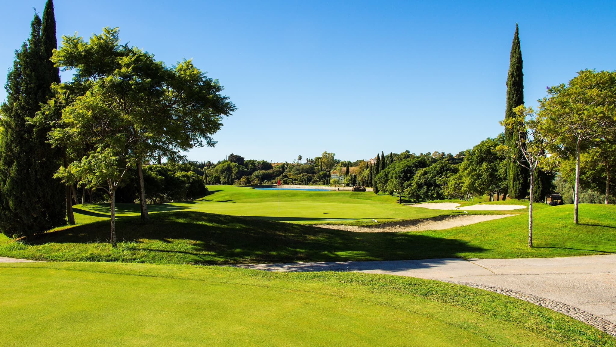 Green surrounded by bunkers