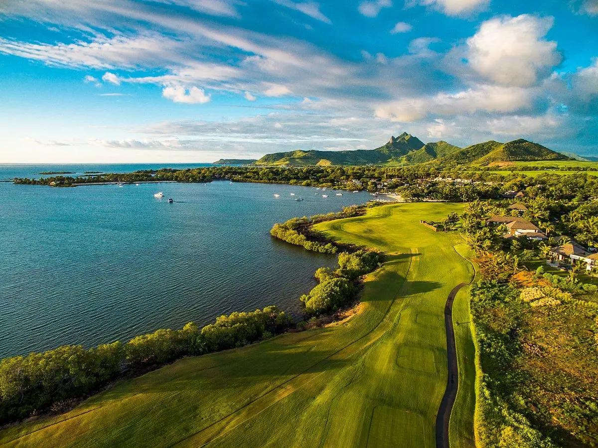 A long fairway that runs along the coast with mountain views in the back