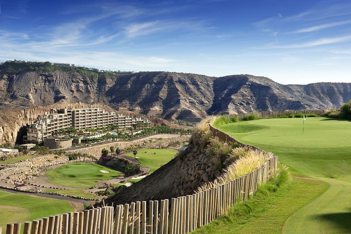 Cliffside green overlooking the rest of the course