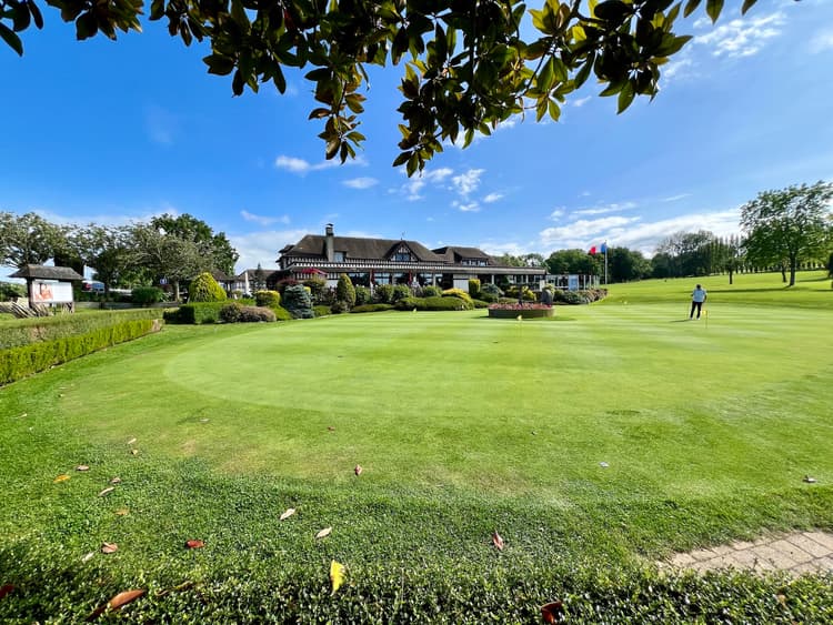 Putting green with the clubhouse in the background
