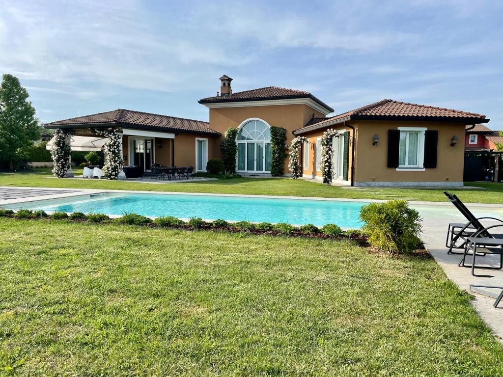 A villa at the resort with a private swimming pool