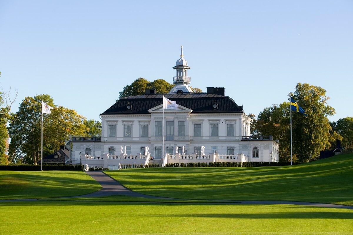 The Bro Hof Slott all white clubhouse towering over The Stadium Course