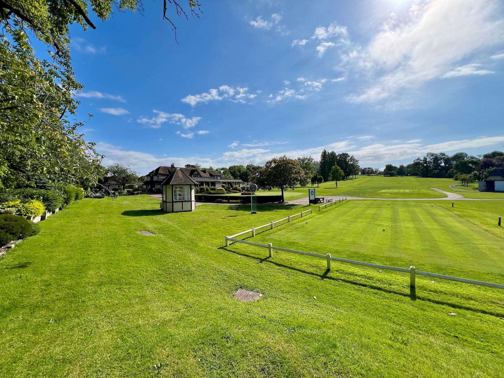First tee onto a wide open fairway with the clubhouse on the left
