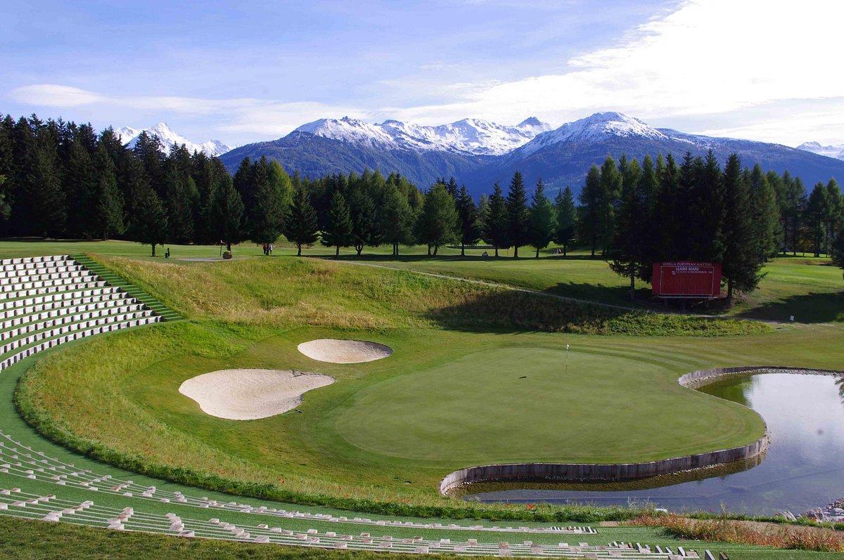 A smooth green sandwiched between sand bunkers and a water hazard