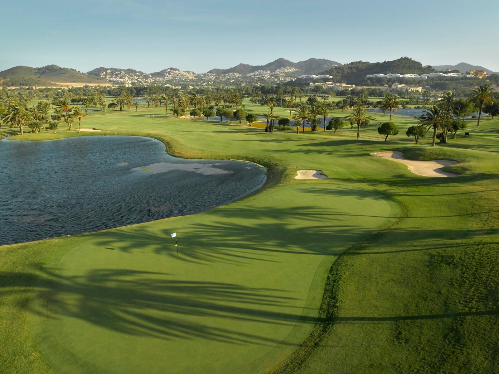 green with water hazard in front