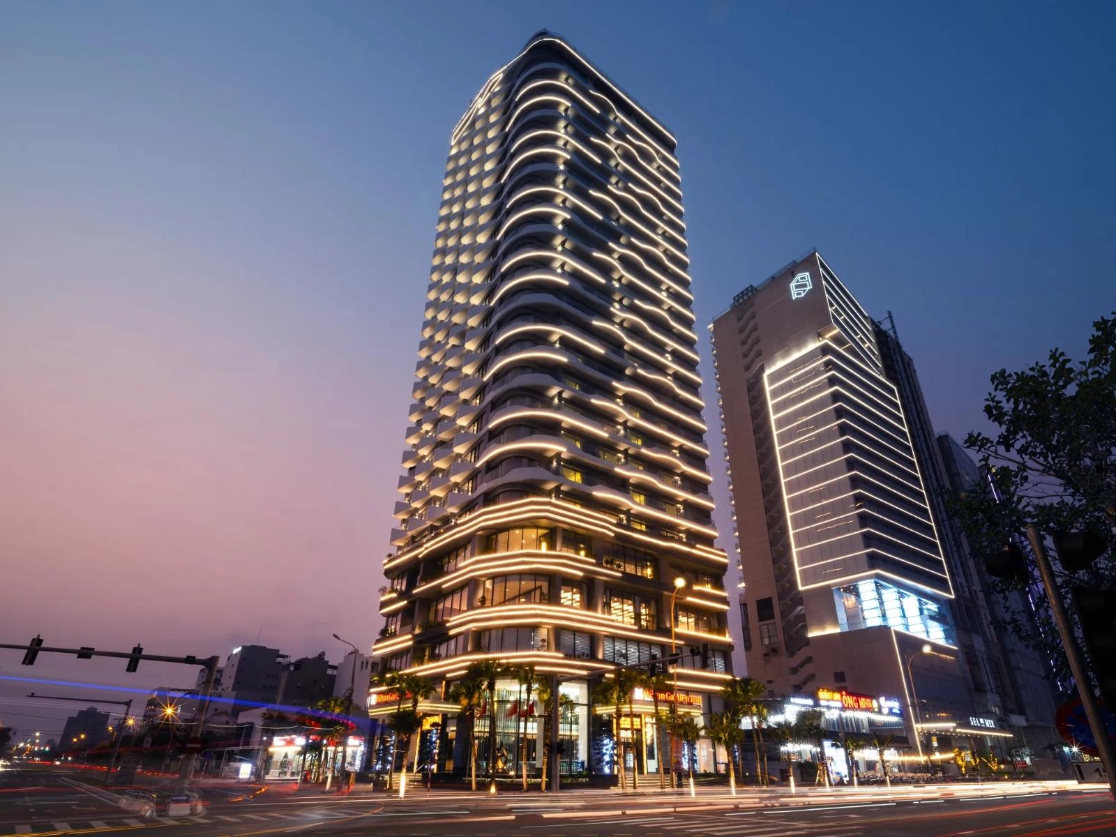 Outdoor view of the Hilton Garden Inn Da Nang at night