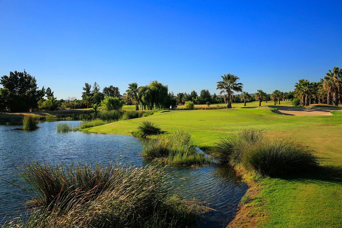 Sloping green with water on the left