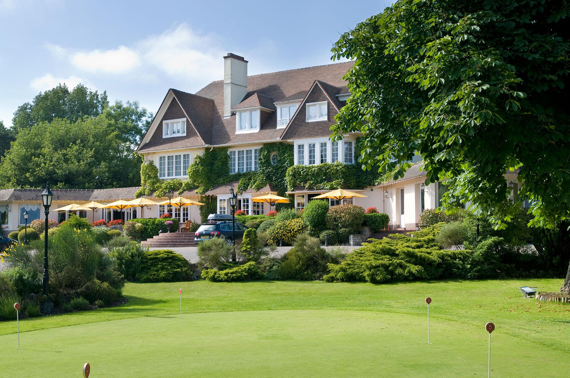 Putting green with the hotel in the background