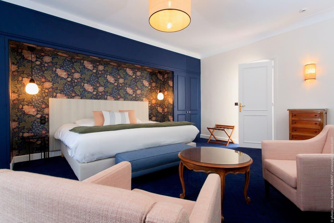 Double bed with lounge area in a Double / Twin Room