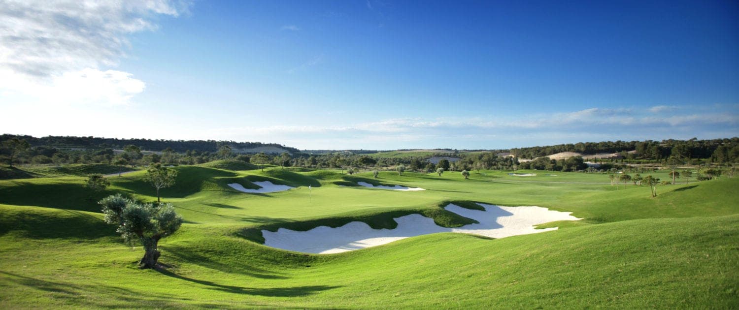 Undulating fariway interspersed with bunkers