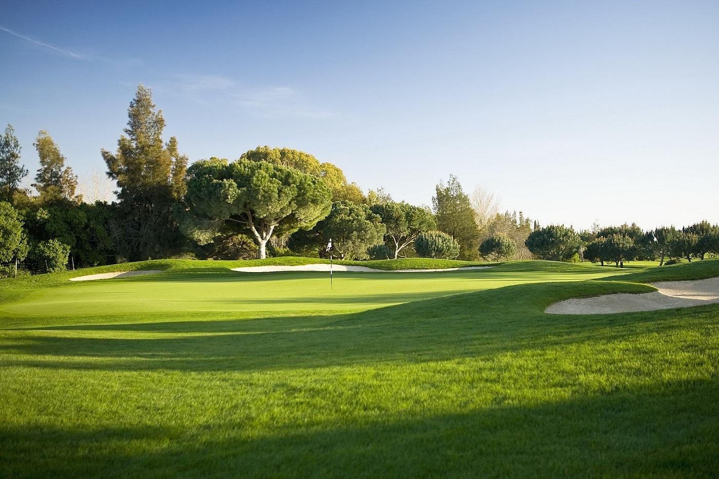 Fairway, rough, green and bunker on the Millennium Vilamoura Course