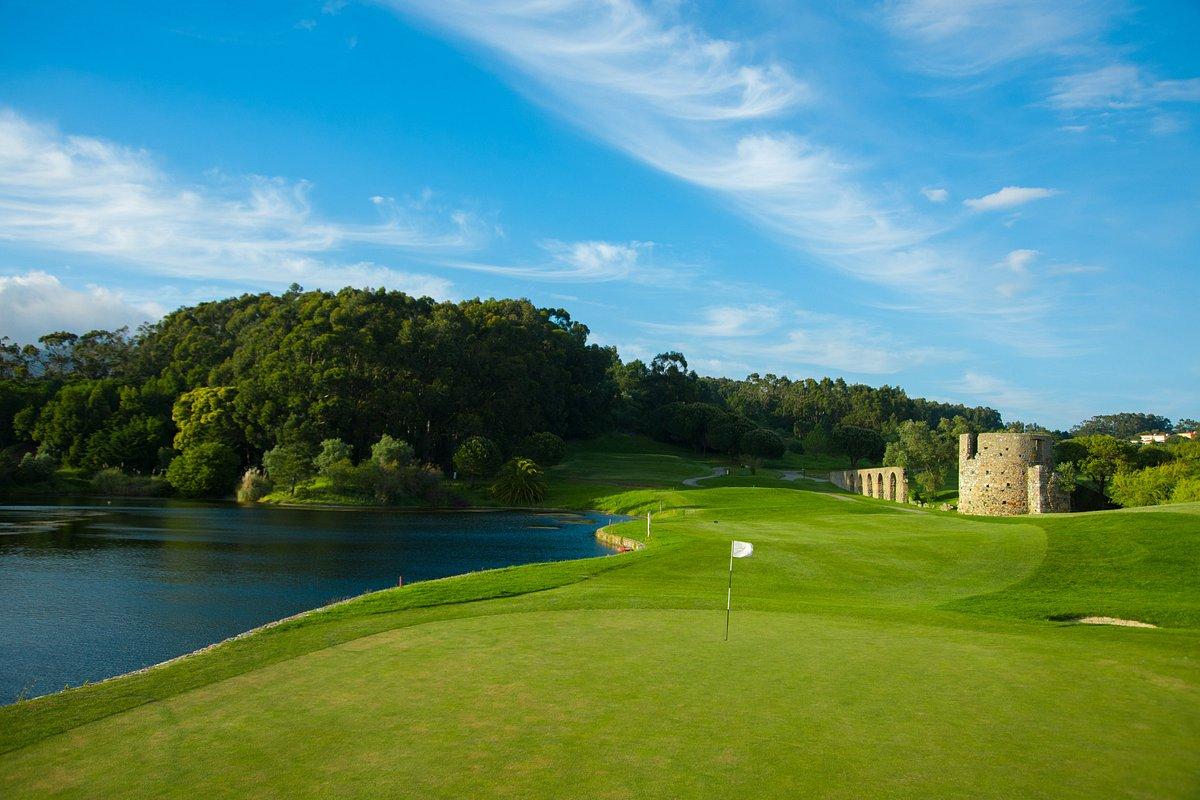 Green with water on the left and the iconic Penha Longa Atlantic Championship Course ruins