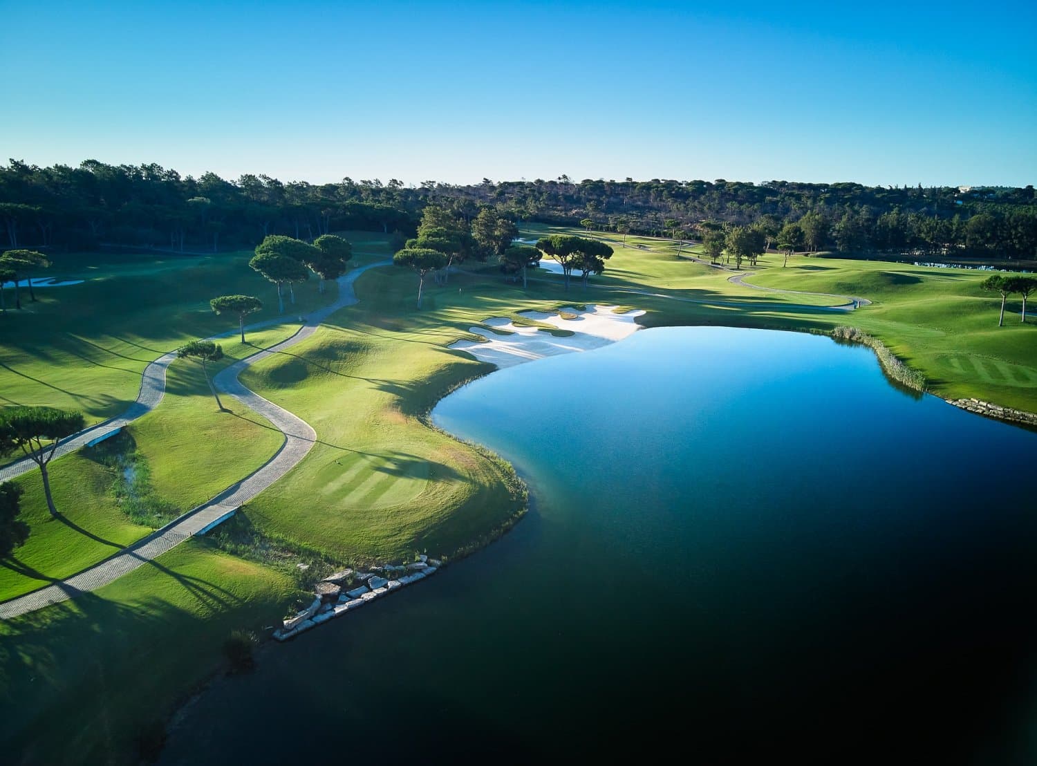 Aerial view of a tee shot over water