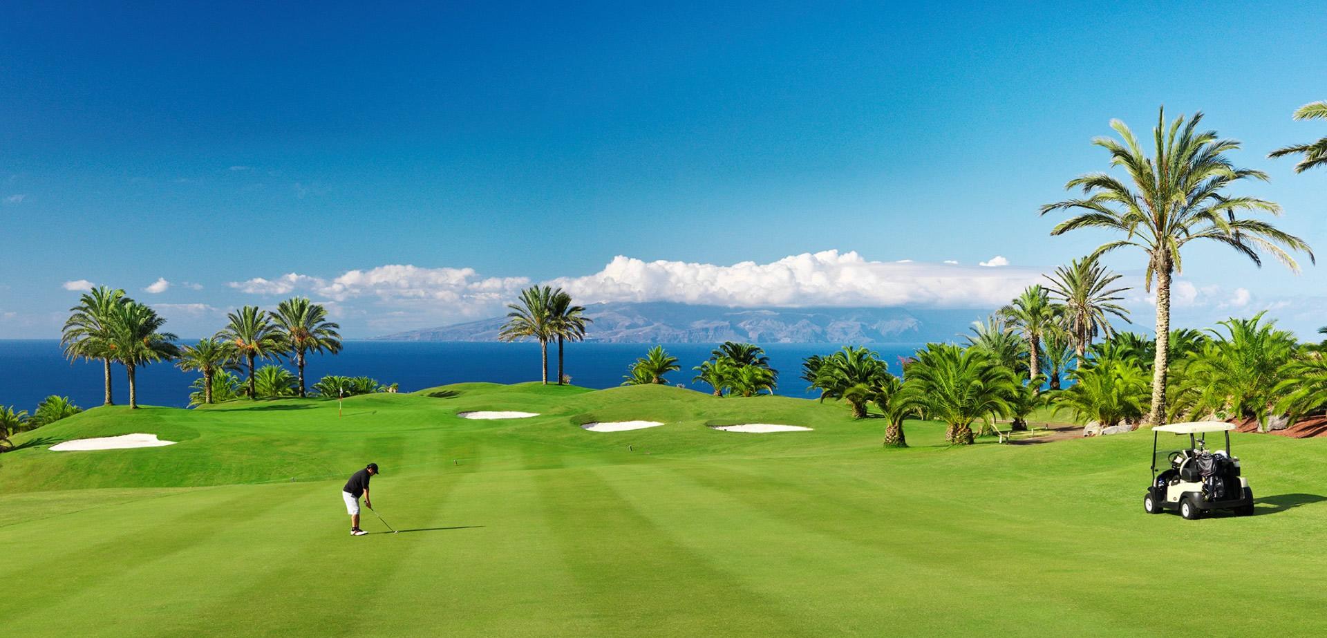 Approach shot into a cliffside green
