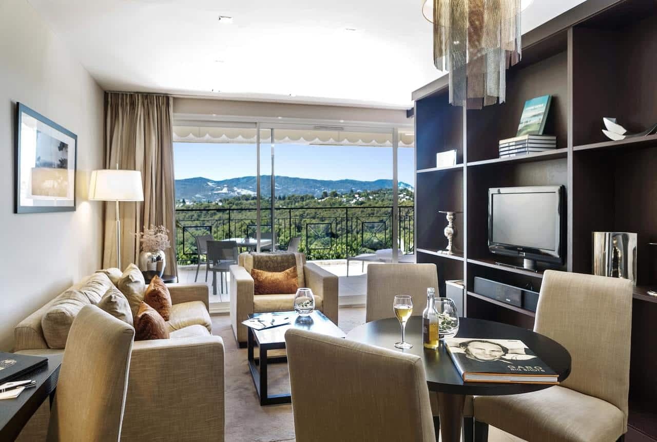 Lounge area with a balcony in a guest room