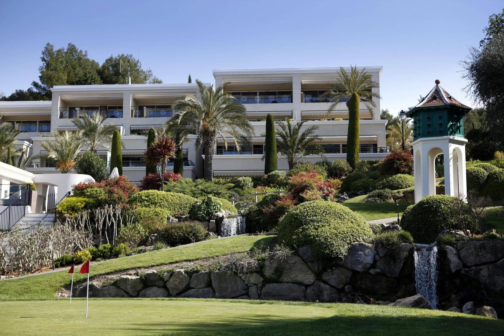 Outdoor of the Royal Mougins Hotel with the putting green visible