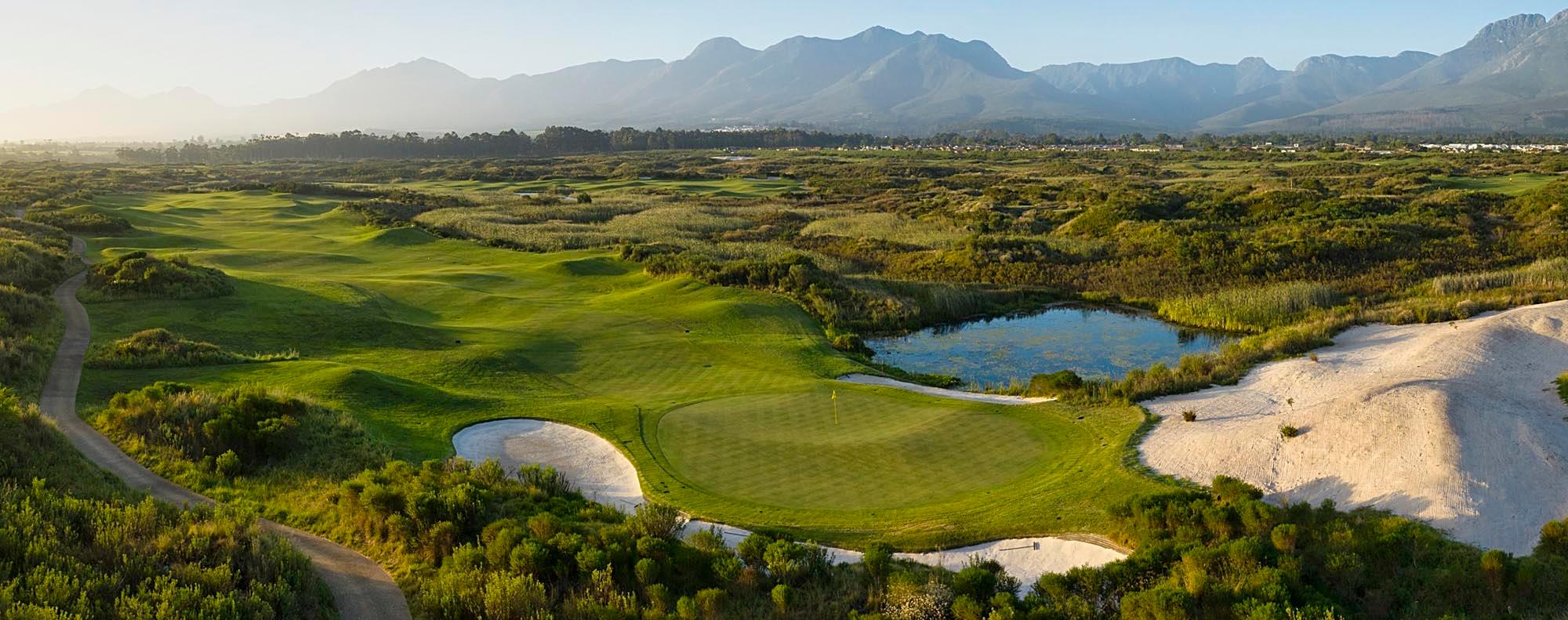 Overview of a small green surrounded by sand bunkers