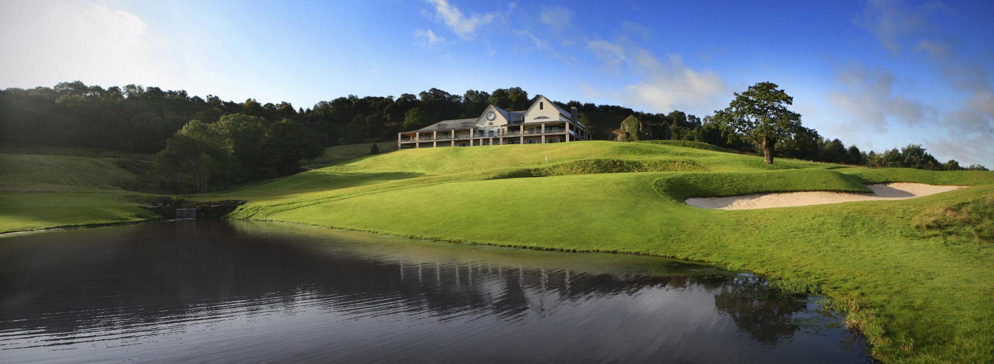 Image of the clubhouse overlooking the greens