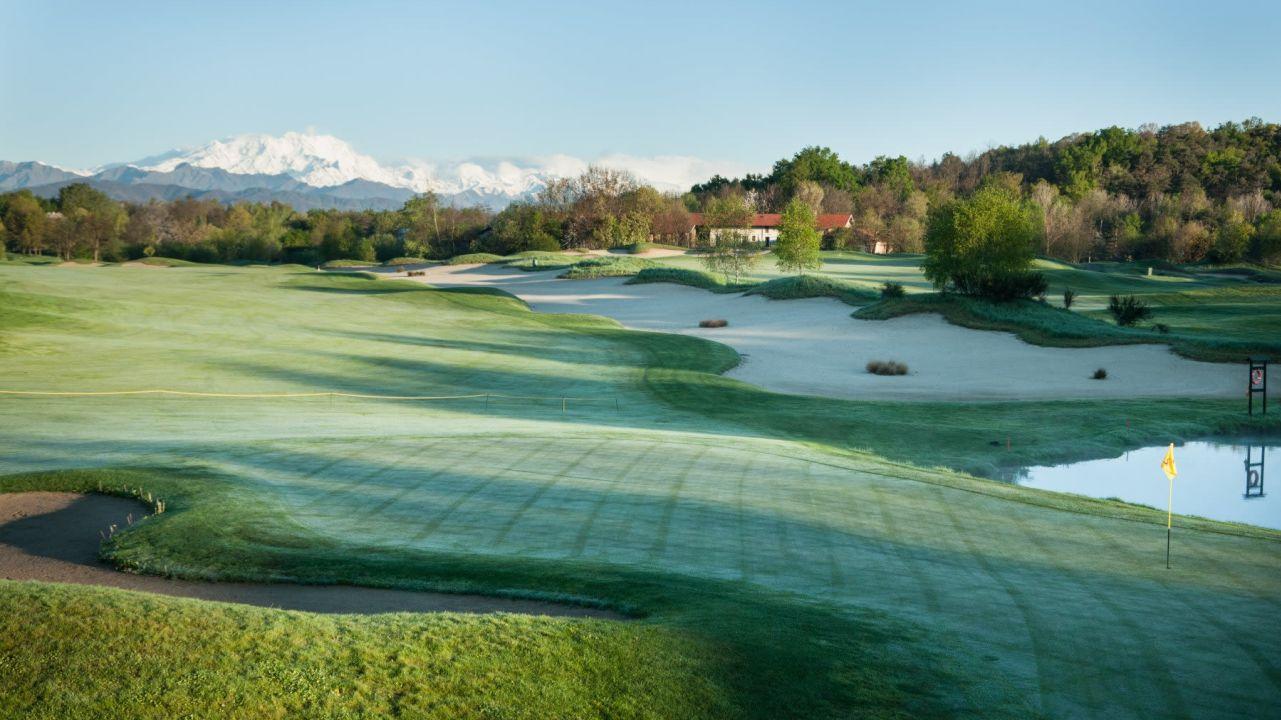 A smooth green next to a water hazard