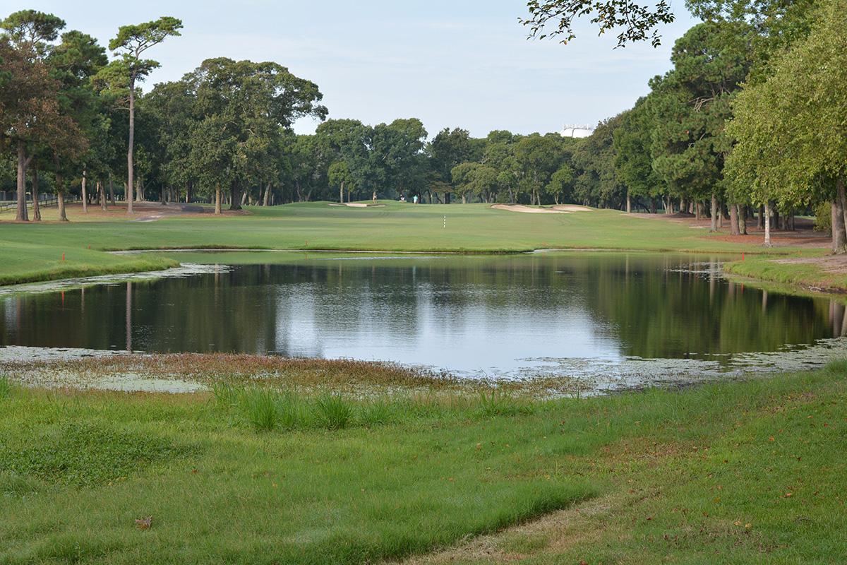 Large water hazard in the centre of a fairway