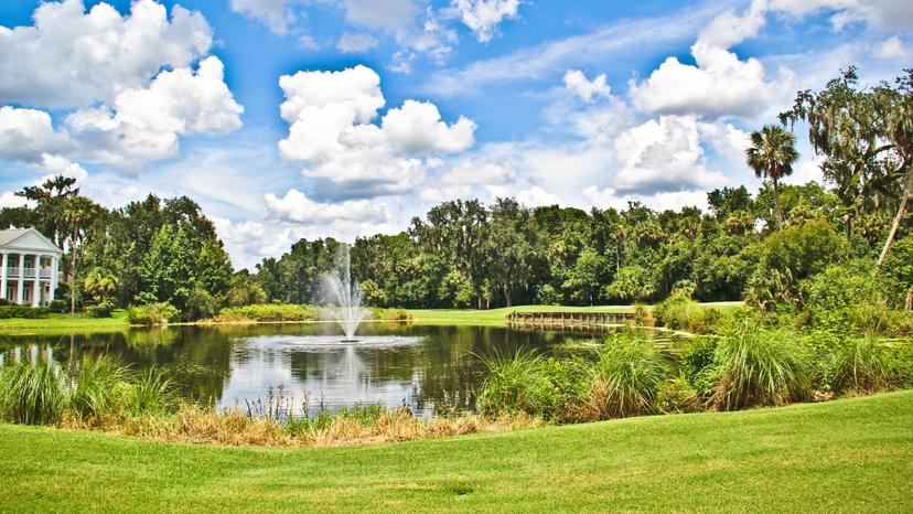 Water fountain in the centre of a pond at the Celebration Golf Club