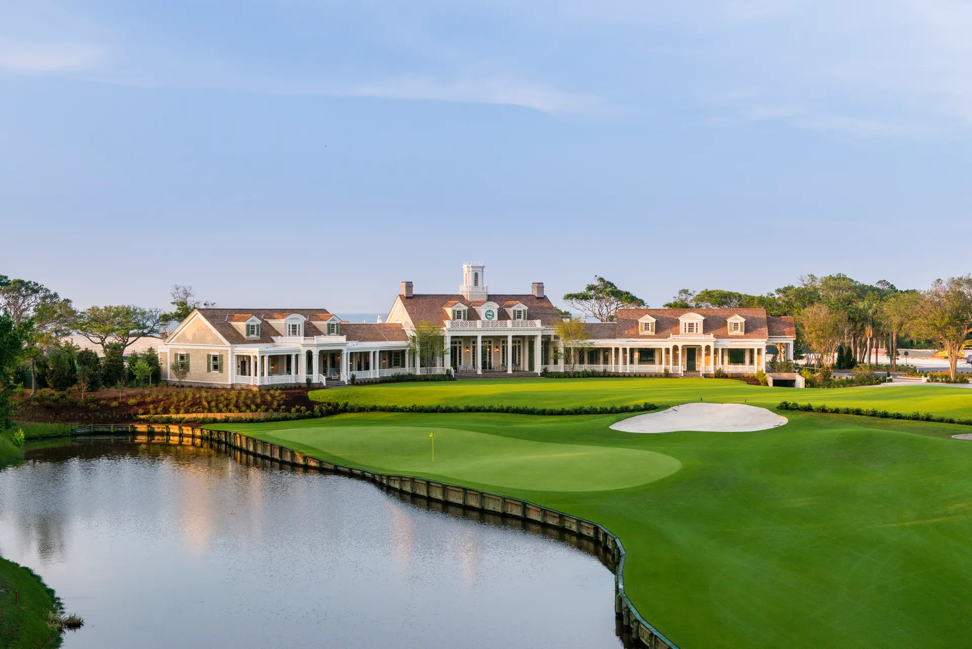 The Kiawah Island clubhouse looking over a smooth green on the Cougar Point course