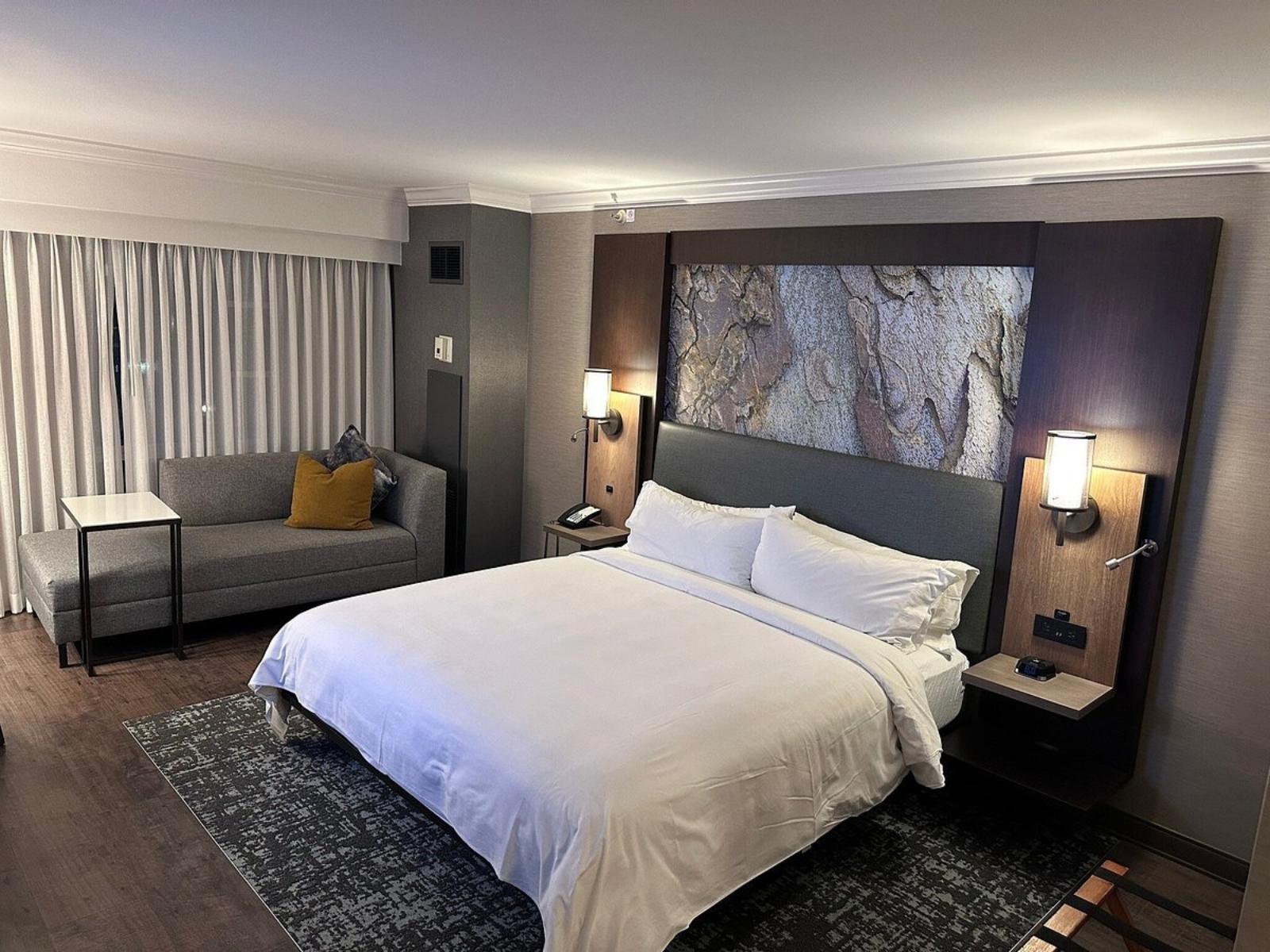 Double bed room following a modern design