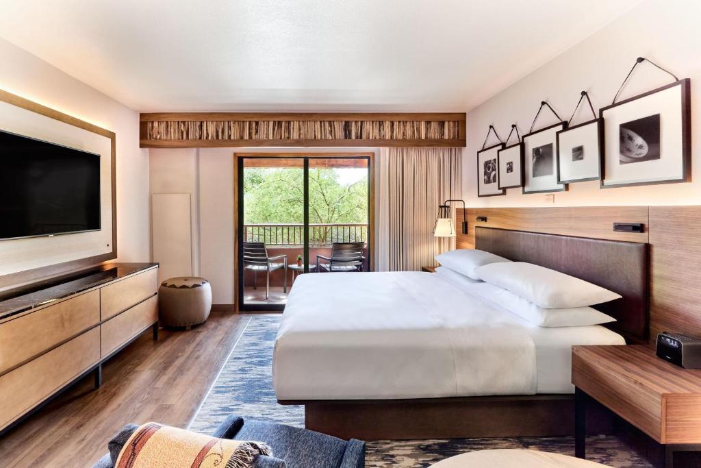 Modern double bed room following a wooden design