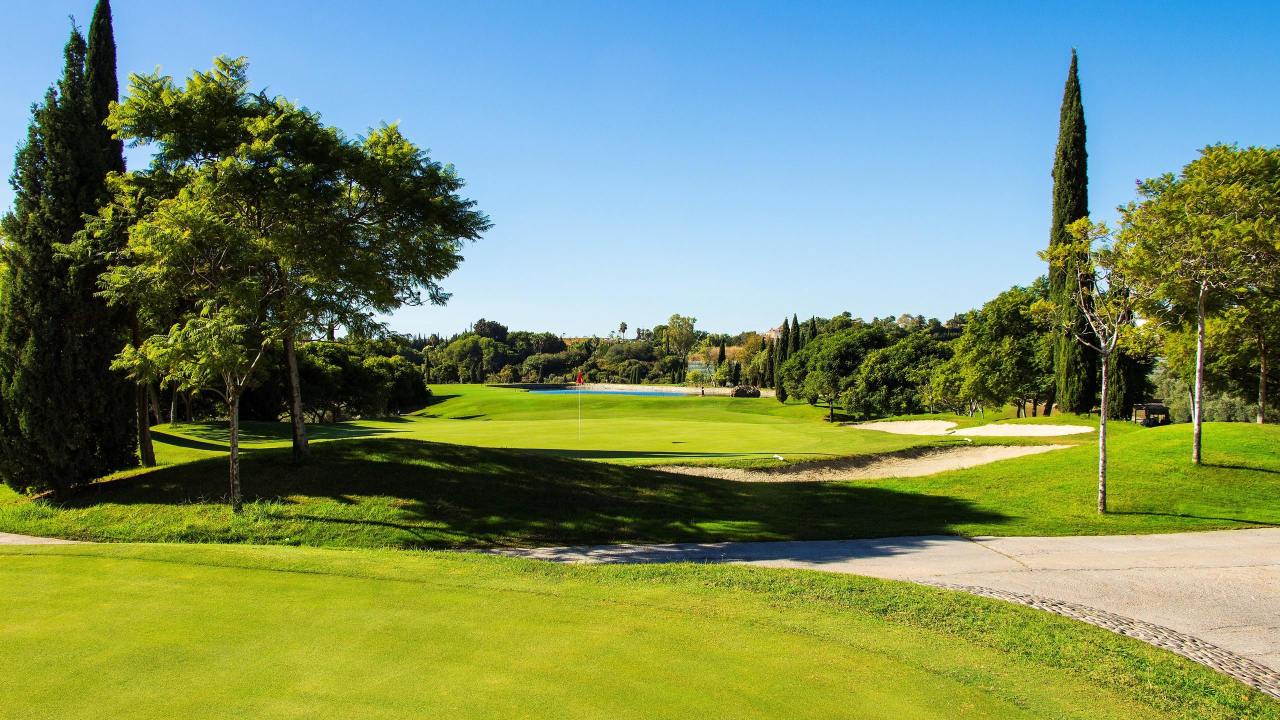 Green surrounded by bunkers