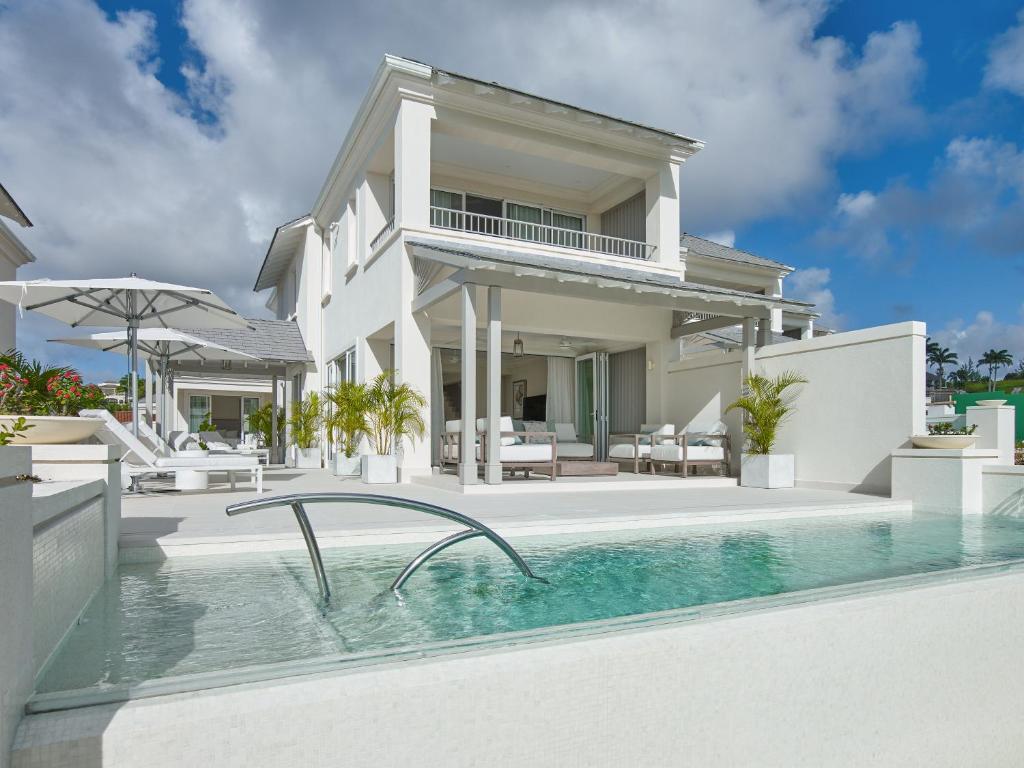 A two floor lodge with a personal swimming pool and sunbeds