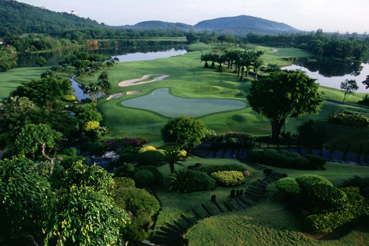 A manicured green surrounded by sand bunkers and a water hazard