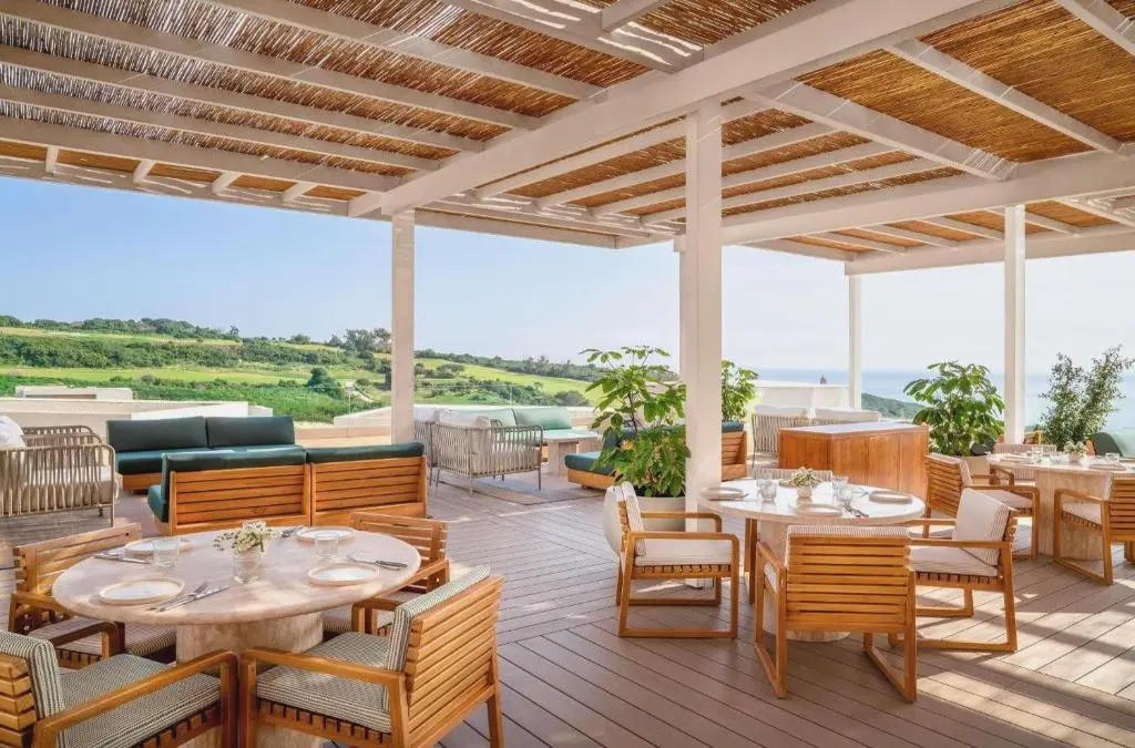 Outdoor dining are overlooking La Hacienda Heathland