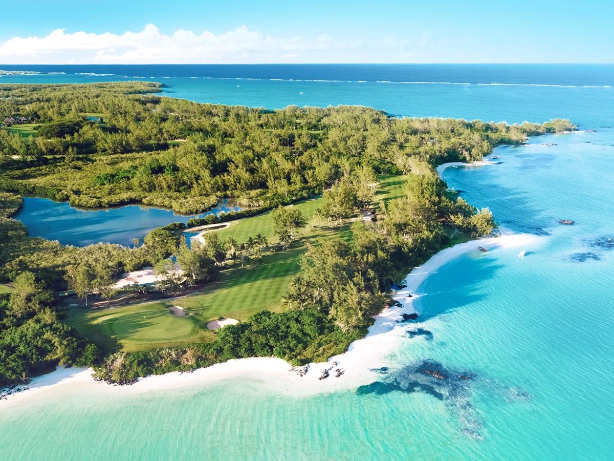 Overhead shot of a smooth green with coastal views at the Heritage Awali Golf course