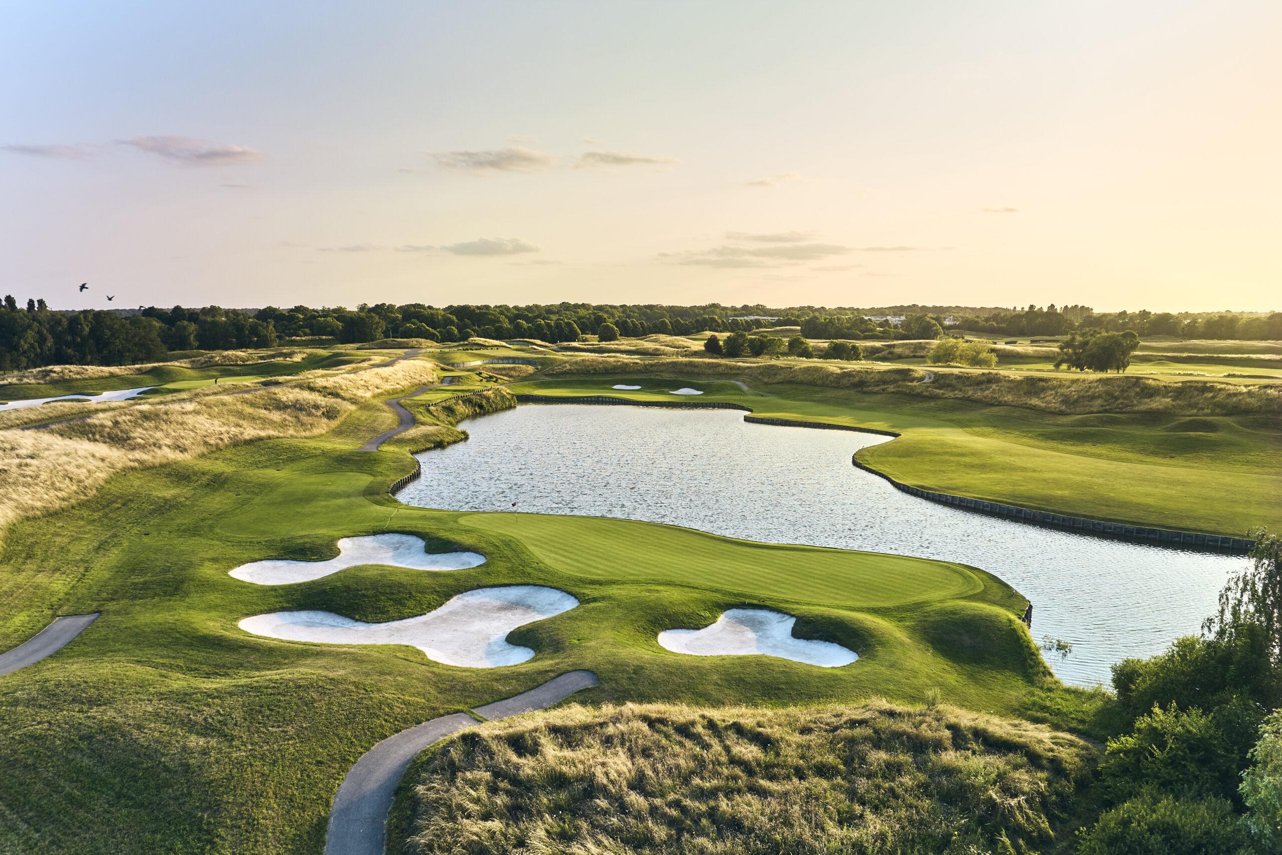Undulating green with water in front and bunkers behind