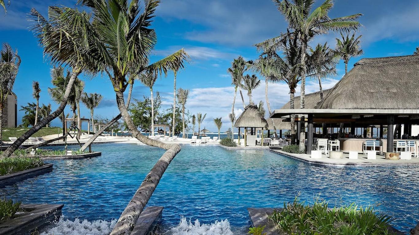 Outdoor swimming pool at the Long Beach Golf & Spa Resort with sea views