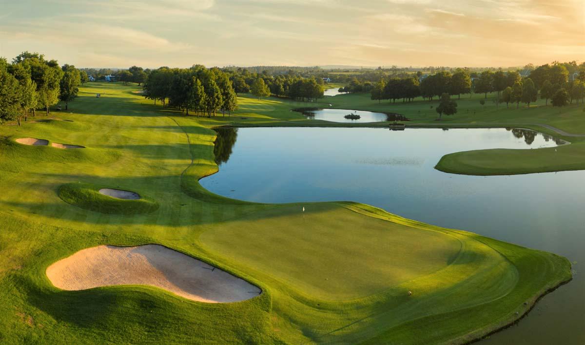 A smooth green sandwiched by a water hazard and sand bunker