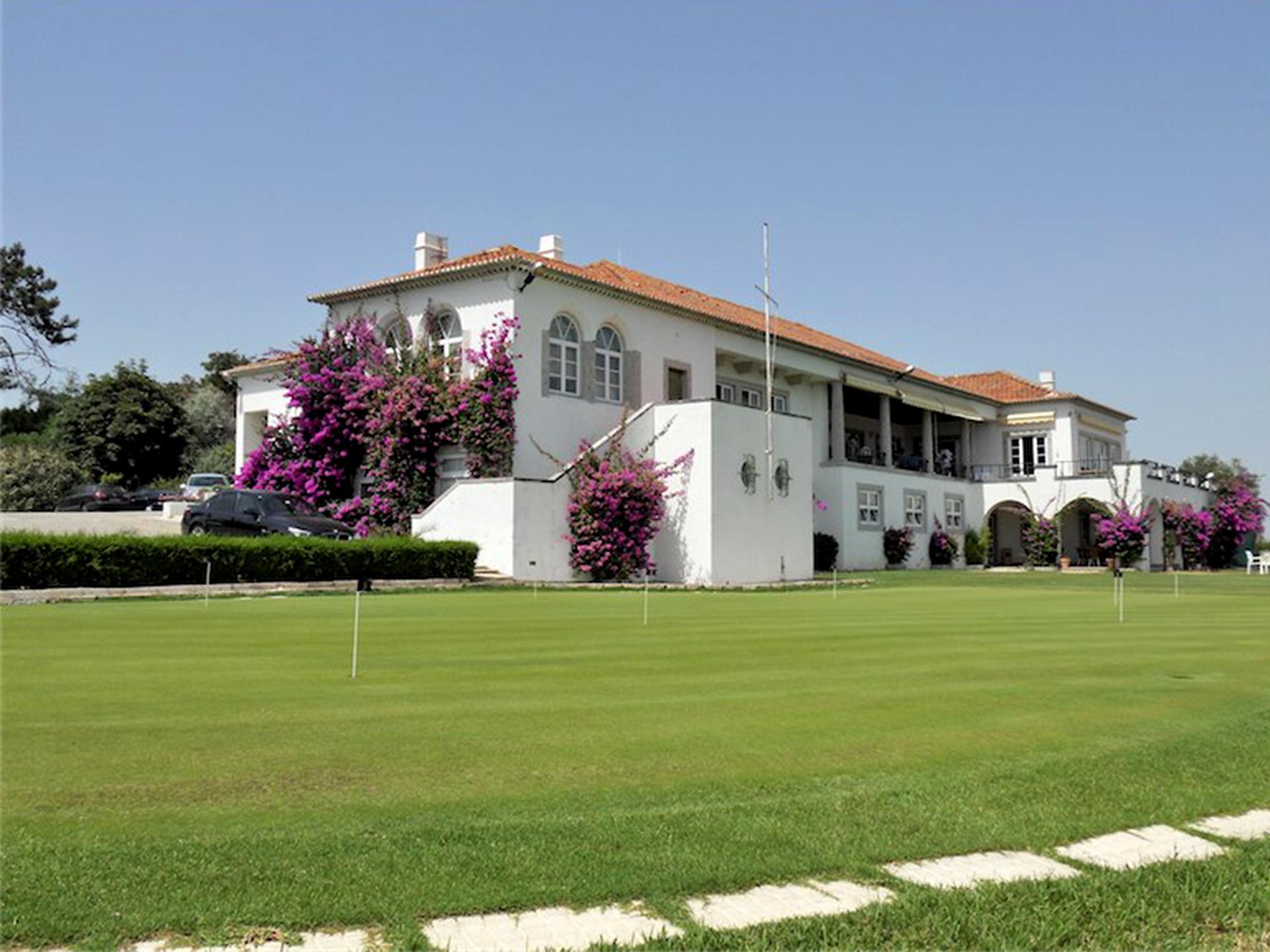 Putting green and clubhouse of Golf do Estoril