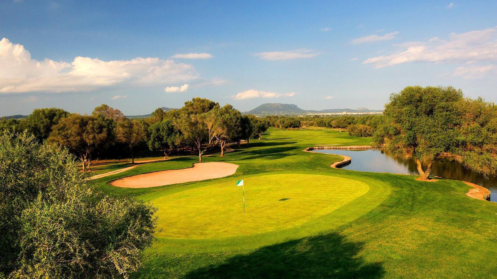 Green with a bunker and water hazard in front