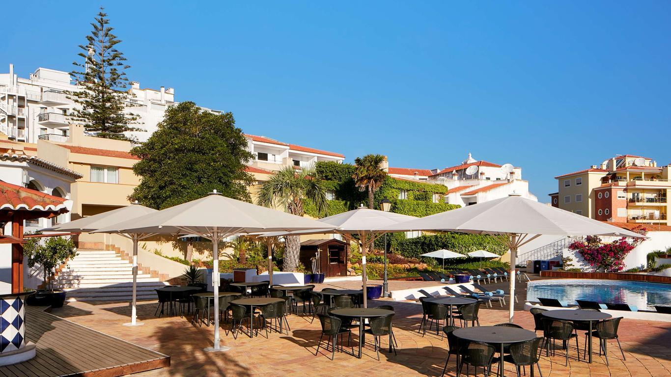 Outdoorswimming pool and bar area