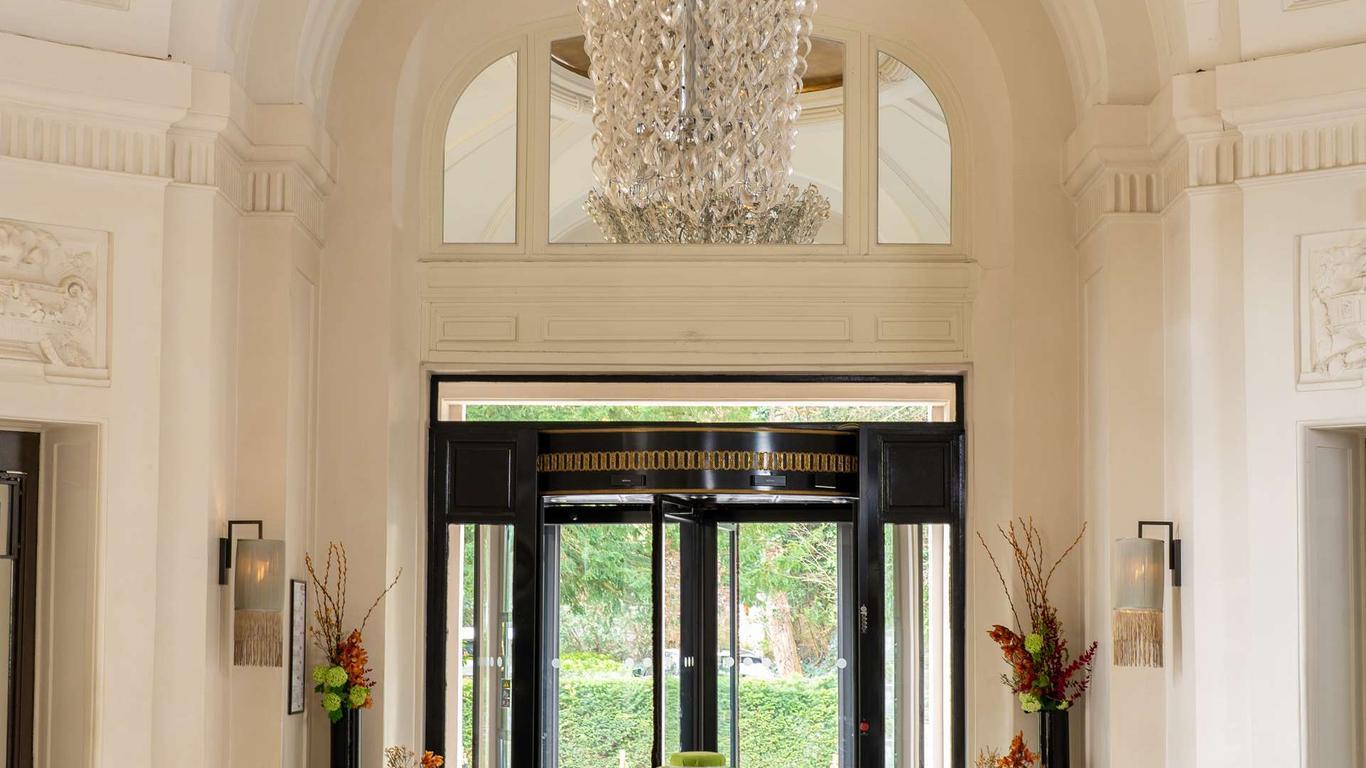 Front entrance to the hotel