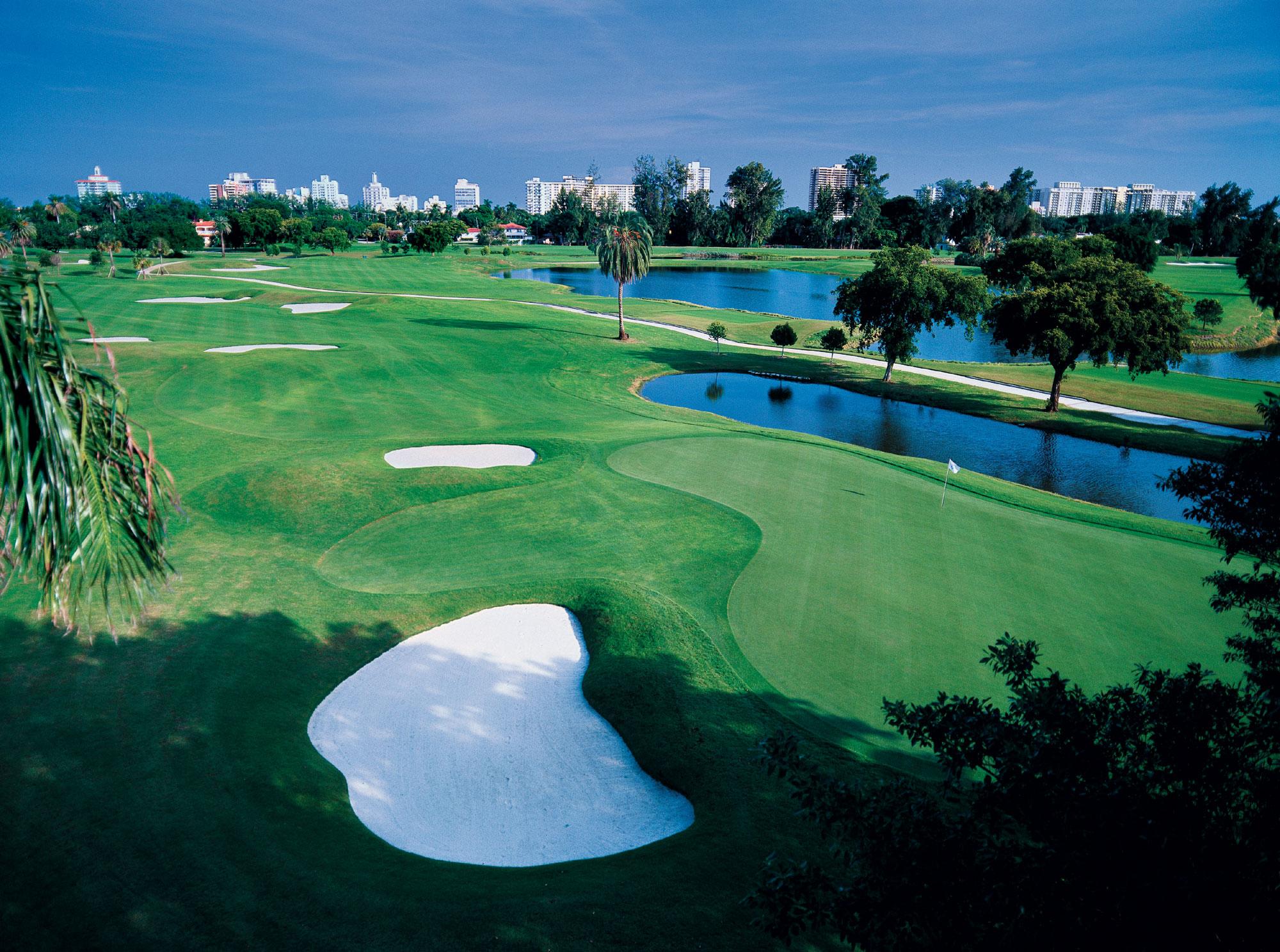 Birdseye view of a green with bunkers around it