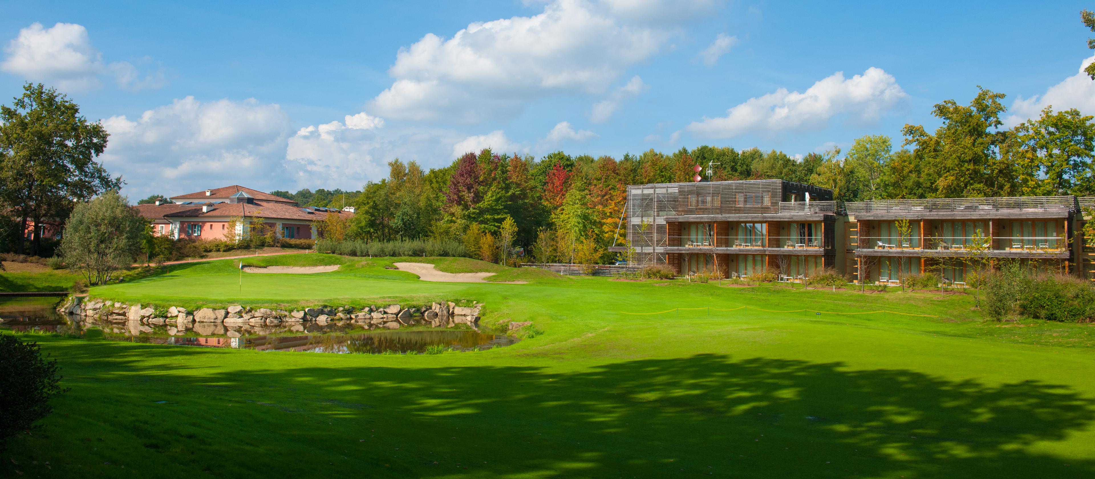 Panoramic view of the clubhouse overlooking the course