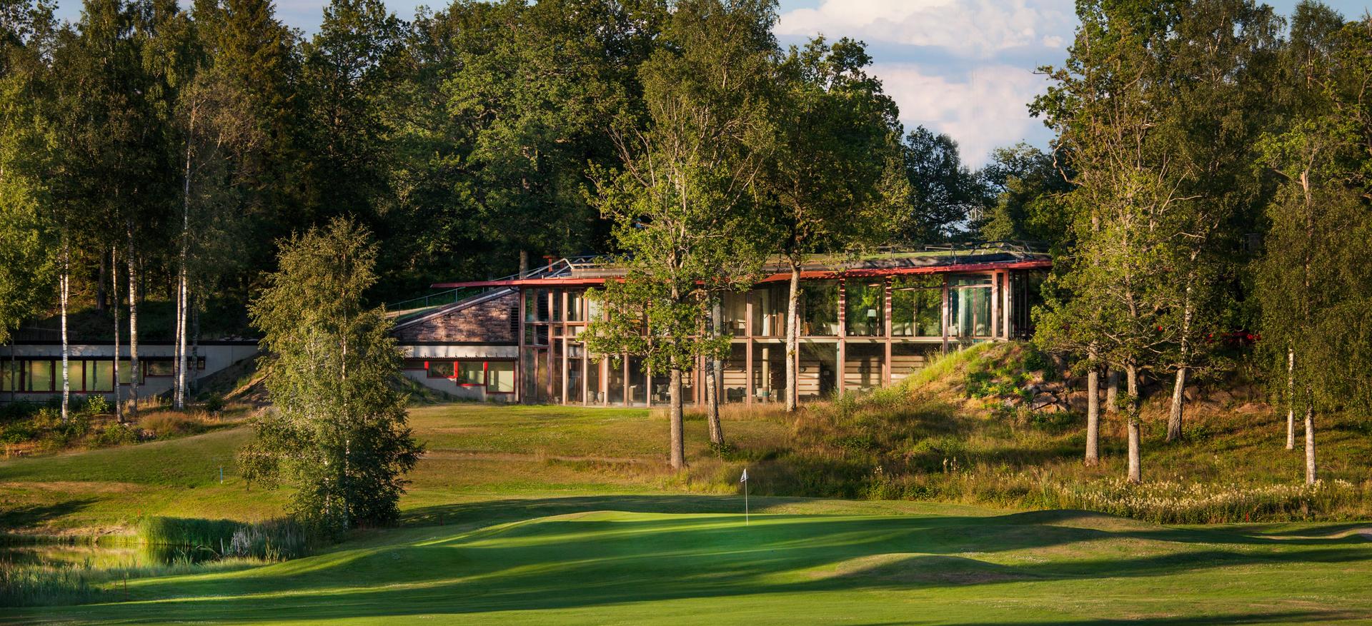 Panoramic view of the clubhouse overlooking the course