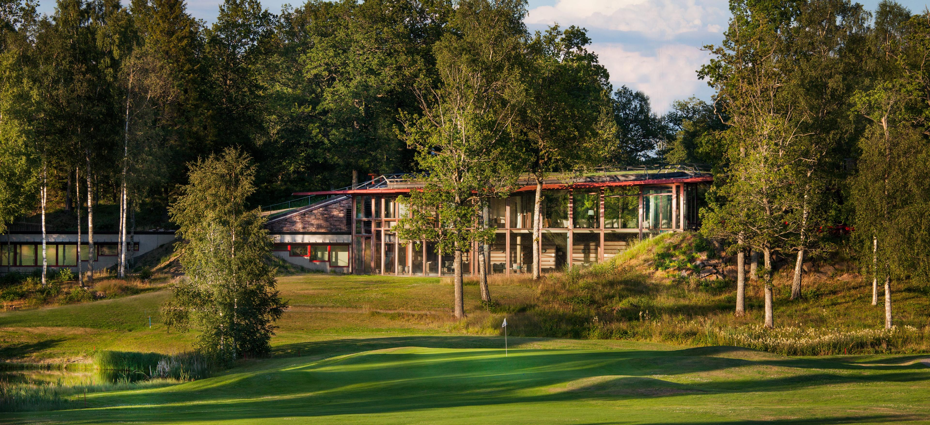 Panoramic view of the clubhouse overlooking the course