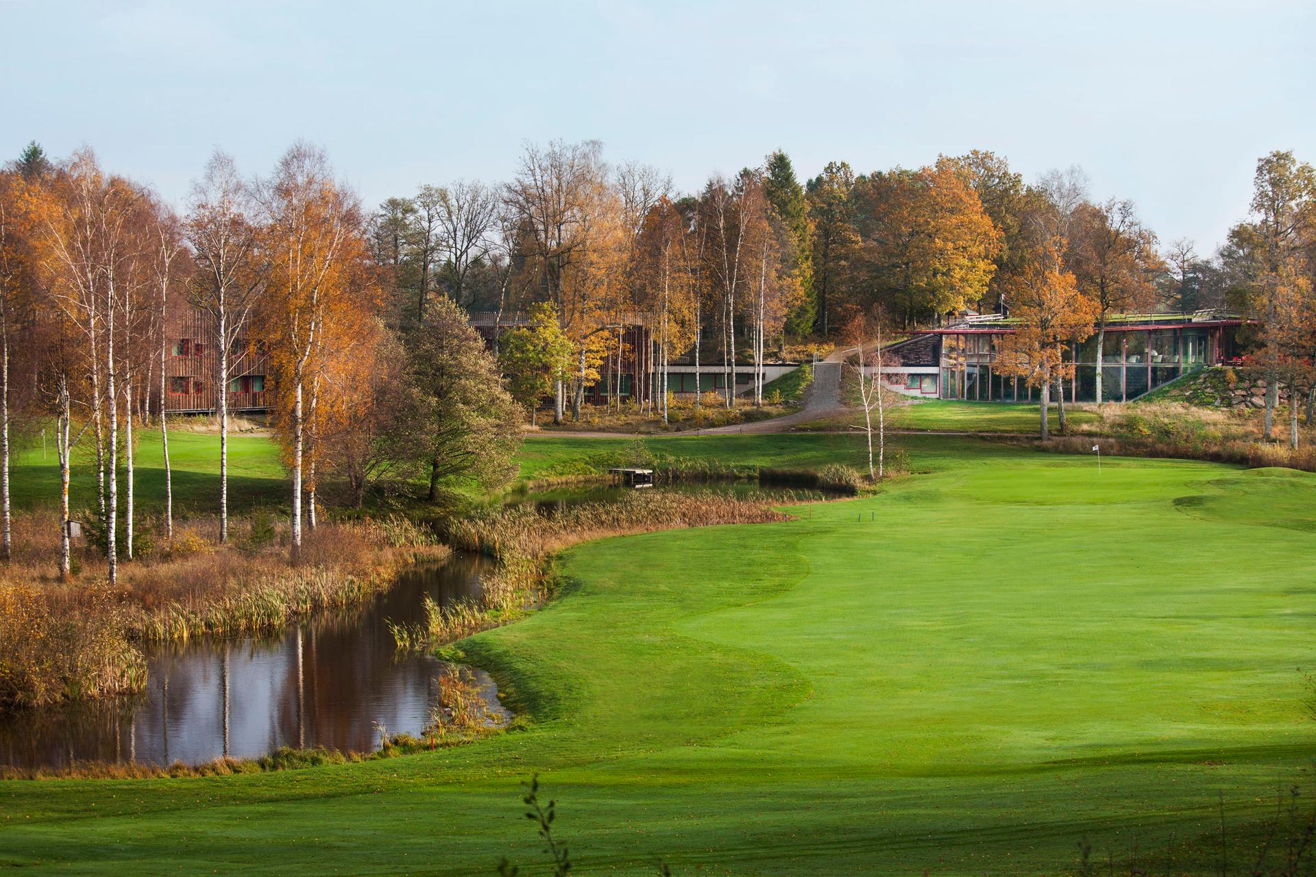 A well maintained fairway leading to a smooth gren