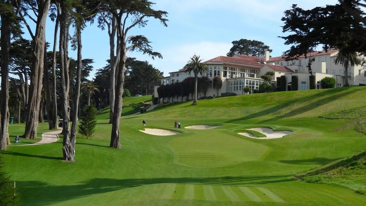 A fairway leading to a smooth green surrounded by sand bunkers