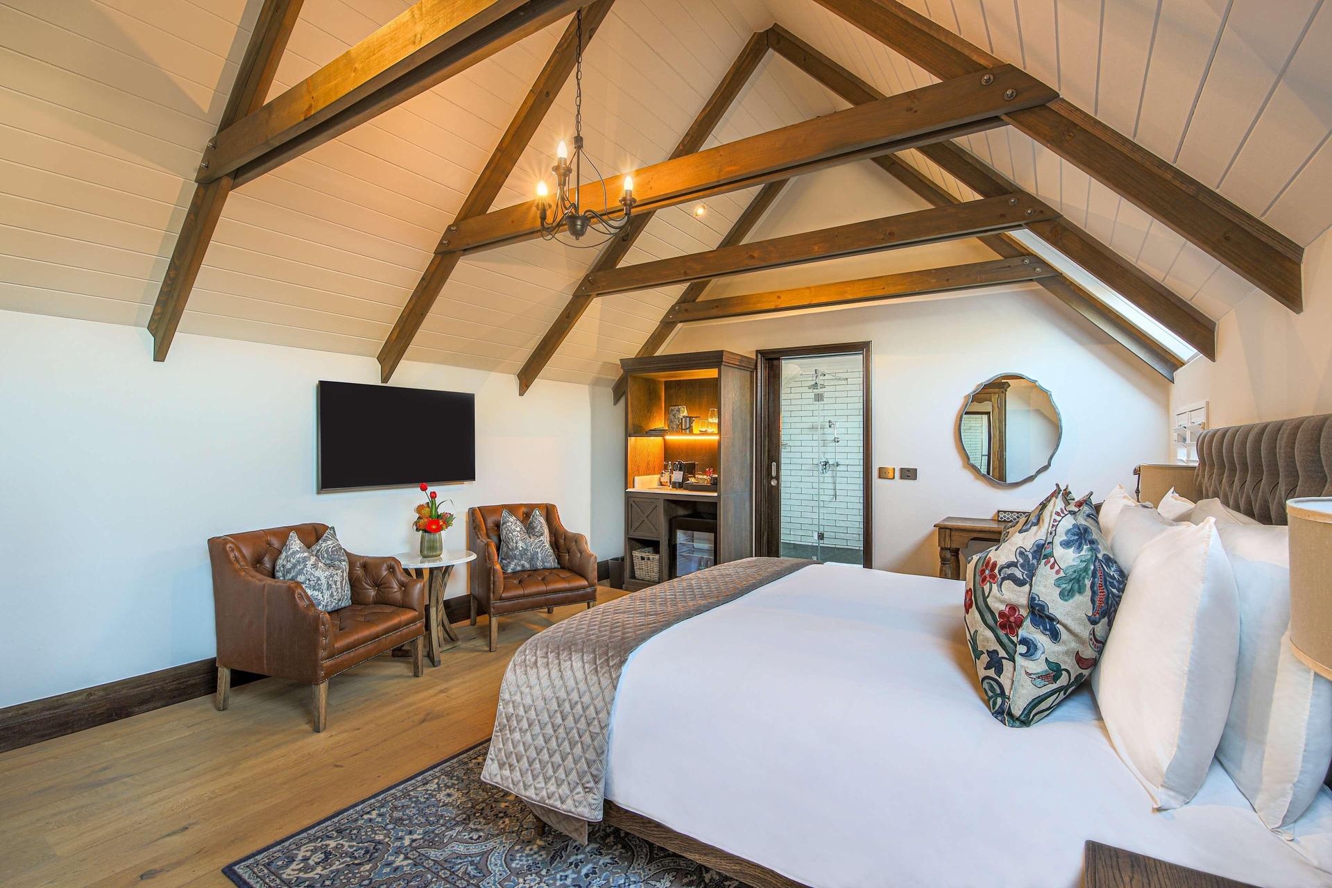 Double bed suite at Southern Sun de Wagen