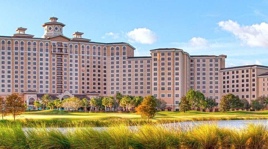 Exterior view of the Rosen Shingle Creek building looking out onto its on sight course